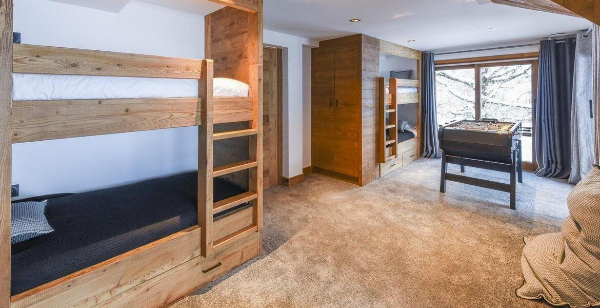 В 5 спальнях шале могут разместиться до 12 гостей. Занимая в