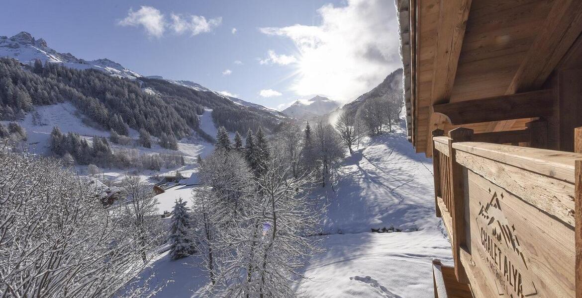 Le chalet peut accueillir jusqu'à 12 personnes dans ses 5 ch