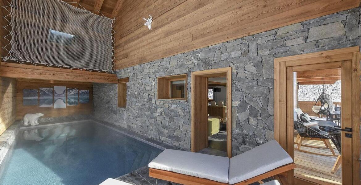 El chalet tiene capacidad para 12 personas en sus 5 habitaci