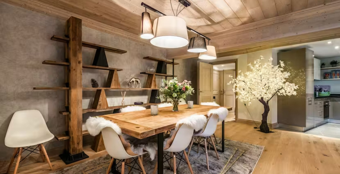 This 101sqm apartment is indeed a very wooded space from top