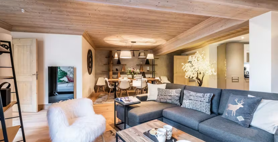 This 101sqm apartment is indeed a very wooded space from top