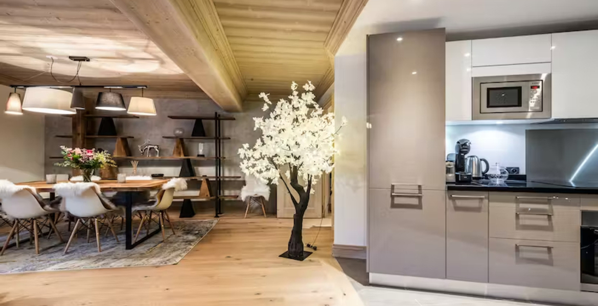 This 101sqm apartment is indeed a very wooded space from top