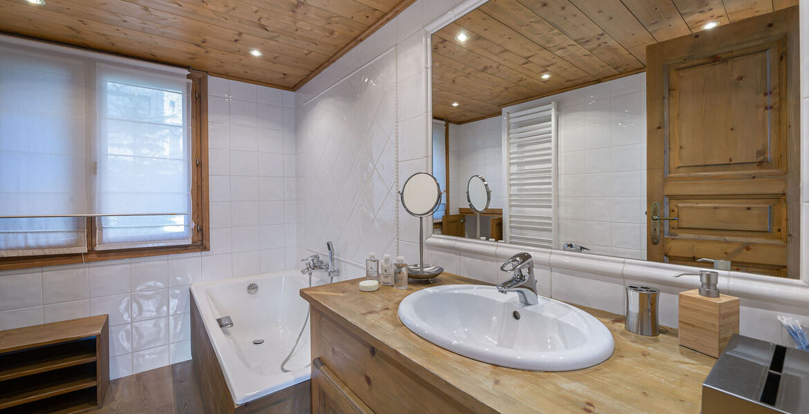 Ce Chalet de 200m2 à Plantret, Courchevel 1850 est à louer 