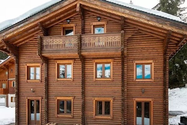 Escape and charm at La Tania!   Renovated from the inside ou