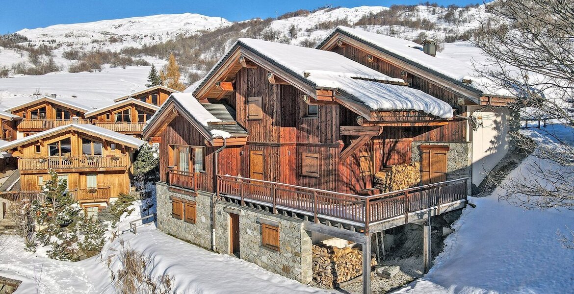  Avec une vue dégagée sur les montagnes, ce chalet de presti