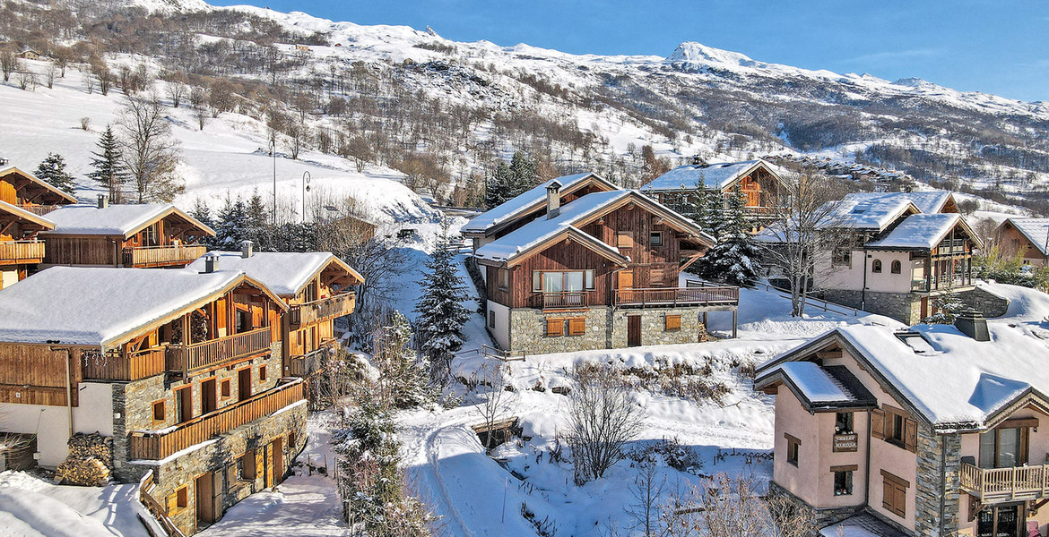  Avec une vue dégagée sur les montagnes, ce chalet de presti