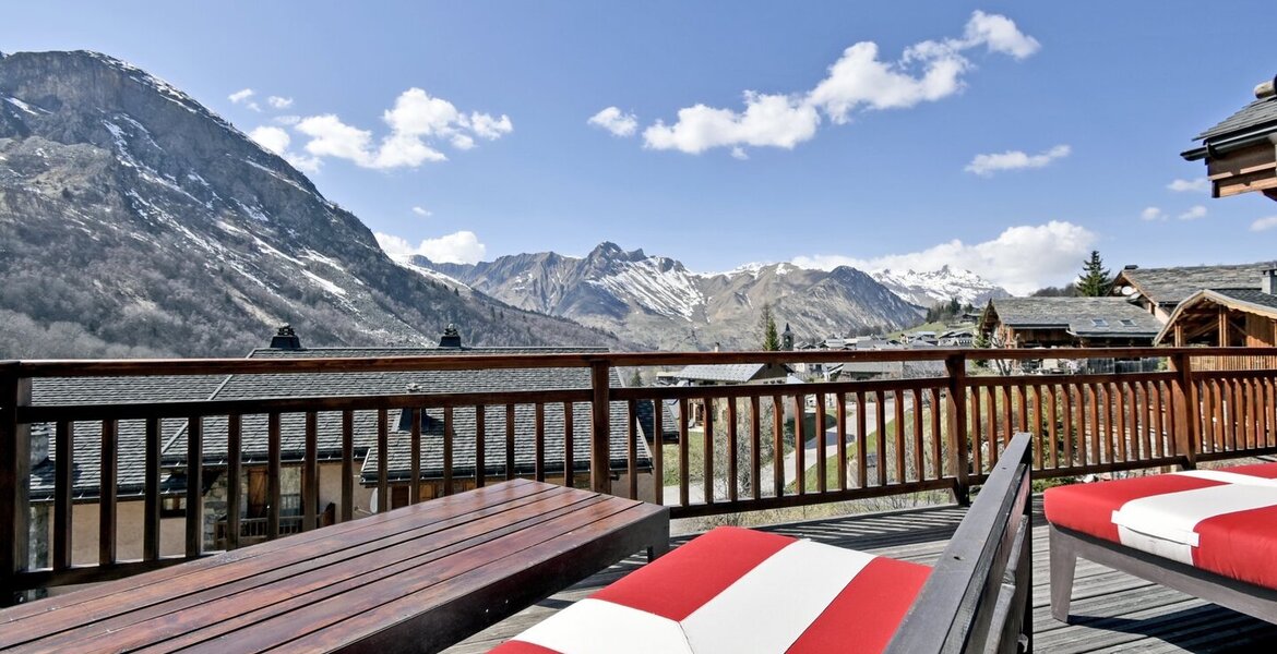  Avec une vue dégagée sur les montagnes, ce chalet de presti