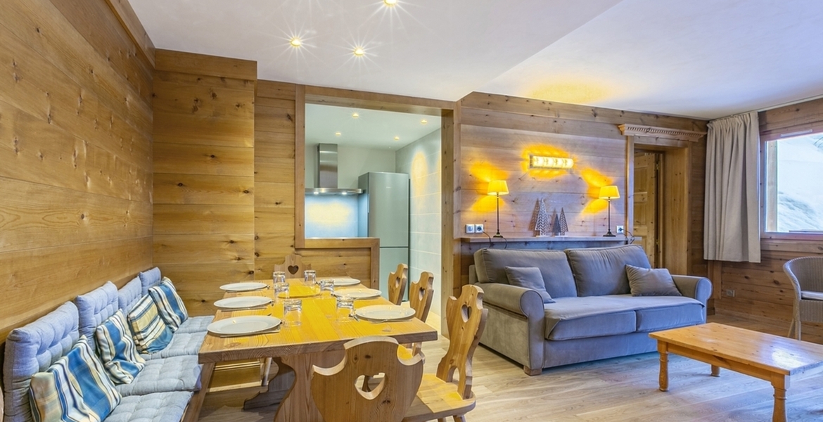 Located in the famous residence at the Rond-Point des Pistes