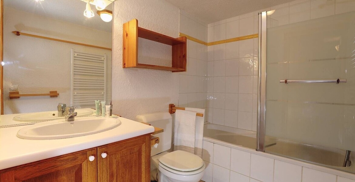 The flat is located in the Chenus area for rental