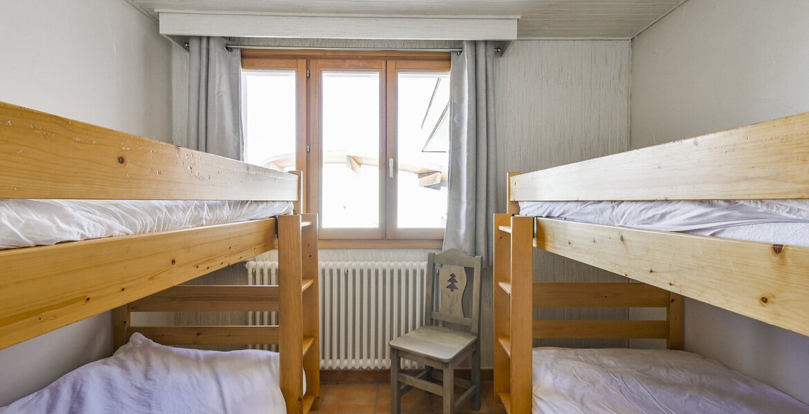 1 chambre de 35 m2 pour 5 personnes au 2ème étage de la rési