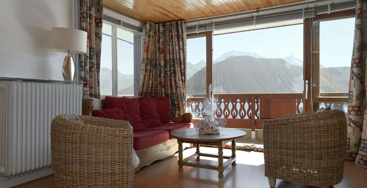 Bright flat with stunning views of the resort and mountains