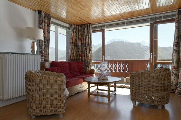 Bright flat with stunning views of the resort and mountains