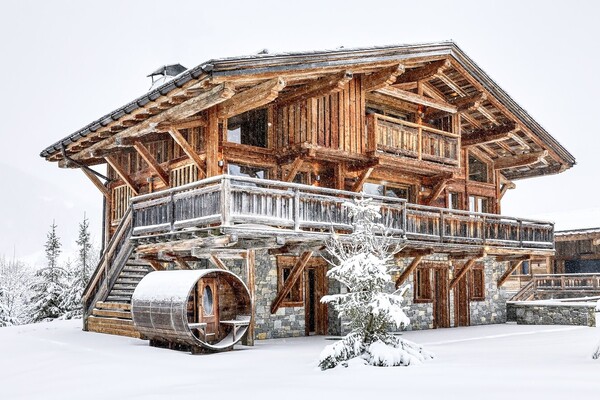 This is a luxury chalet in Megève for 16 people with 400 m² 