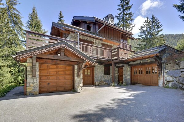 Charming Chalet in Meribel with 220sqm and 5 bedrooms 