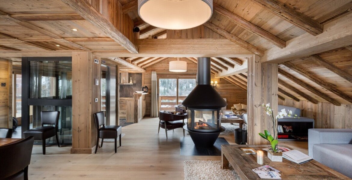 This prestigious chalet is ideally situated in Méribel