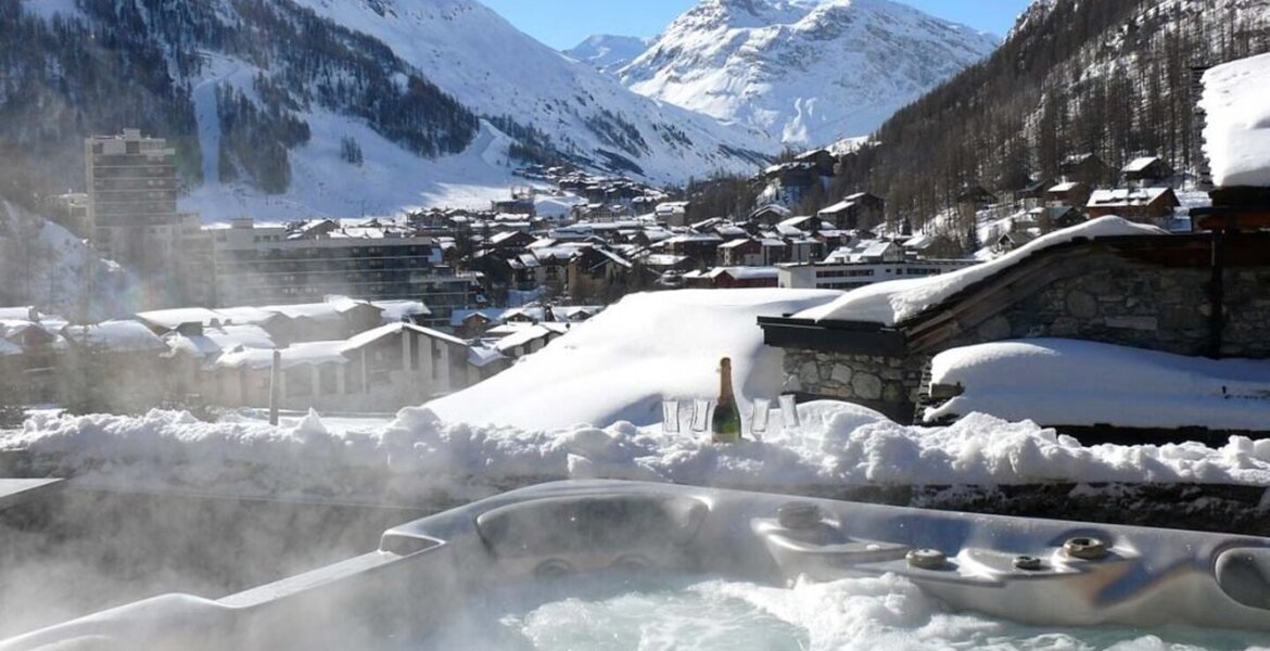 Ce chalet est situé dans le quartier Le Cret de la station