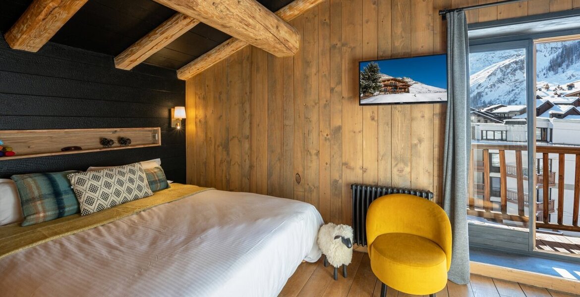 The newly refurbished chalet lies at the very heart of Val 