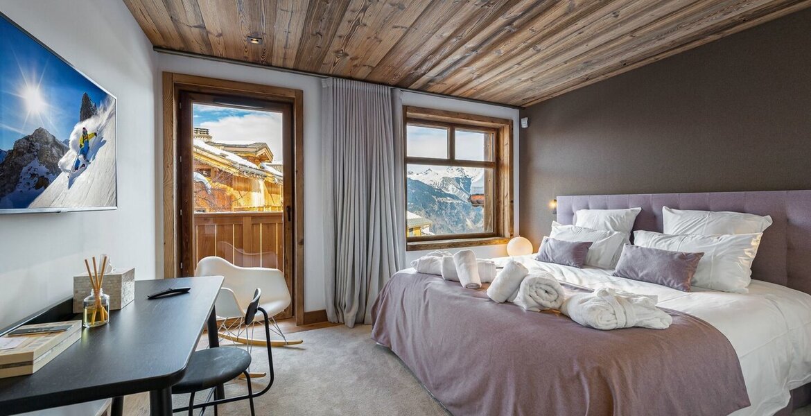 Le chalet est un tout nouveau chalet à la décoration moderne