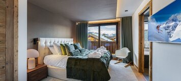 El chalet es un chalet nuevo con una decoración moderna