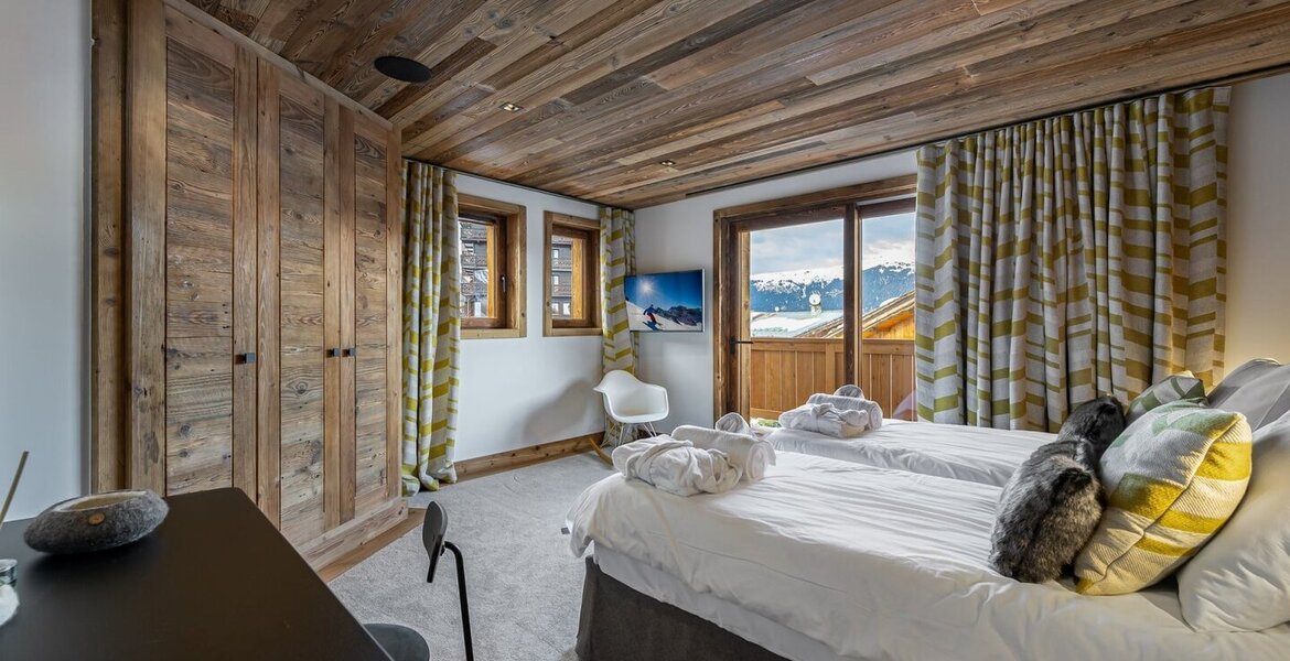 Le chalet est un tout nouveau chalet à la décoration moderne