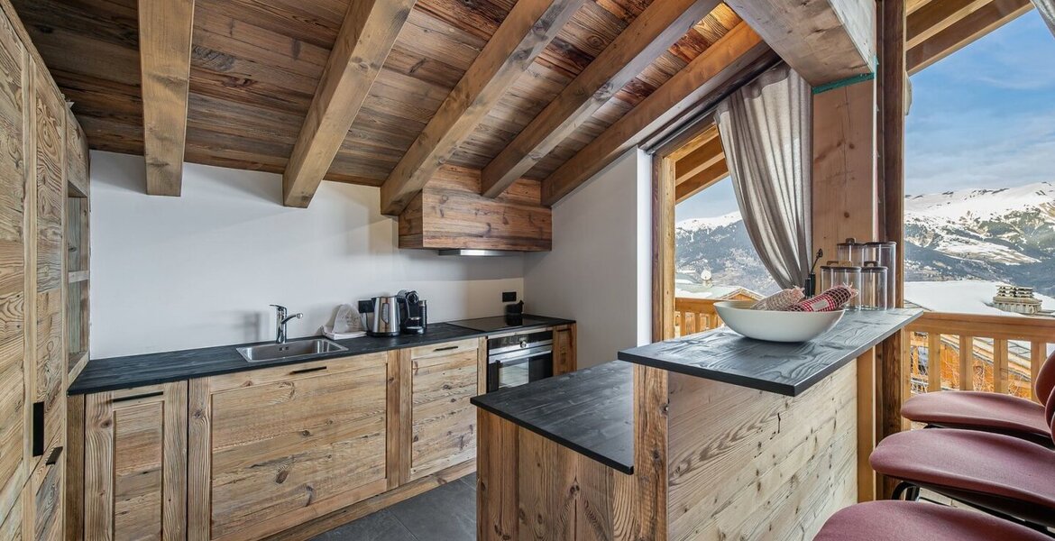 Le chalet est un tout nouveau chalet à la décoration moderne