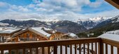 Le chalet est un tout nouveau chalet à la décoration moderne