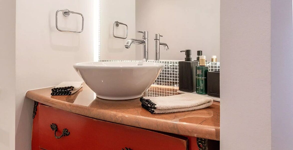 Just a few steps from the centre of Courchevel 1850 village,