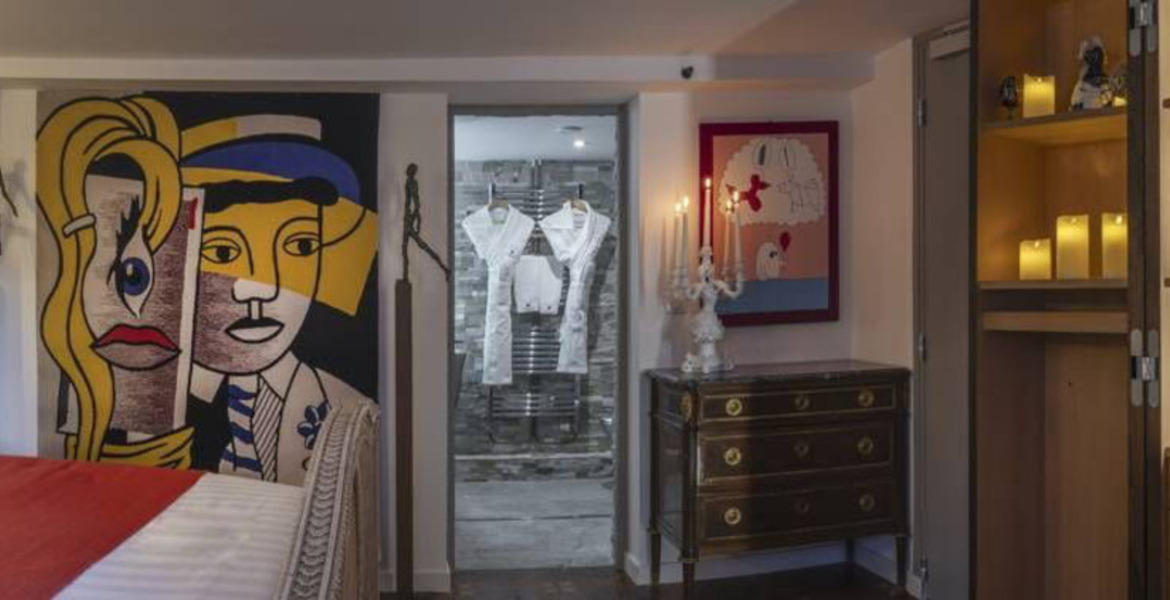 Chambre moderne avec accès direct à la piscine intérieure