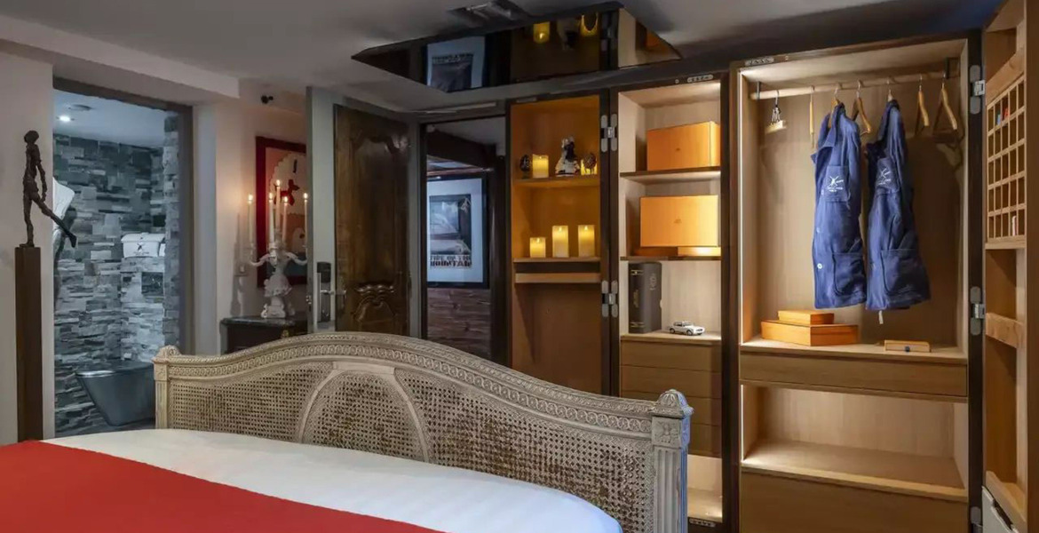Chambre moderne avec accès direct à la piscine intérieure