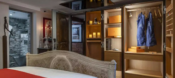 Chambre moderne avec accès direct à la piscine intérieure