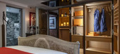 Chambre moderne avec accès direct à la piscine intérieure