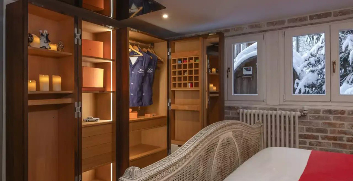 Chambre moderne avec accès direct à la piscine intérieure