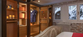 Chambre moderne avec accès direct à la piscine intérieure