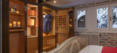 Chambre moderne avec accès direct à la piscine intérieure