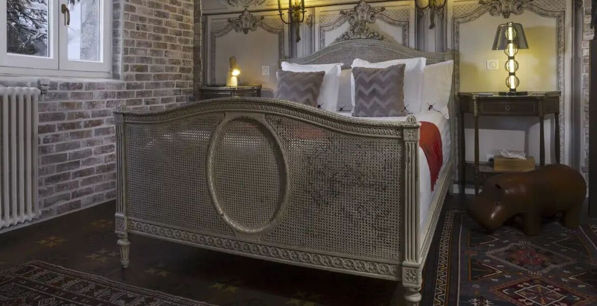 Chambre moderne avec accès direct à la piscine intérieure
