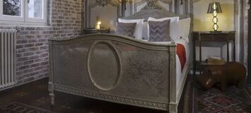 Chambre moderne avec accès direct à la piscine intérieure