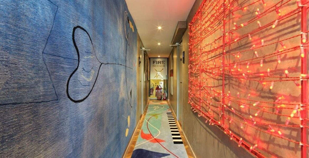 Chambre moderne avec accès direct à la piscine intérieure