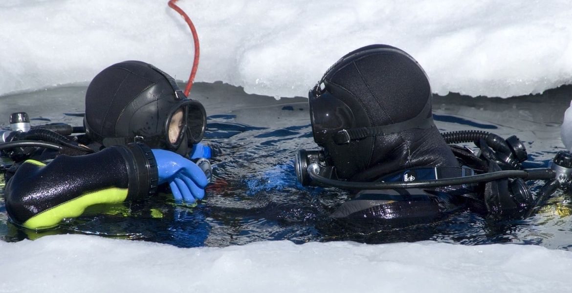 Buceo bajo hielo