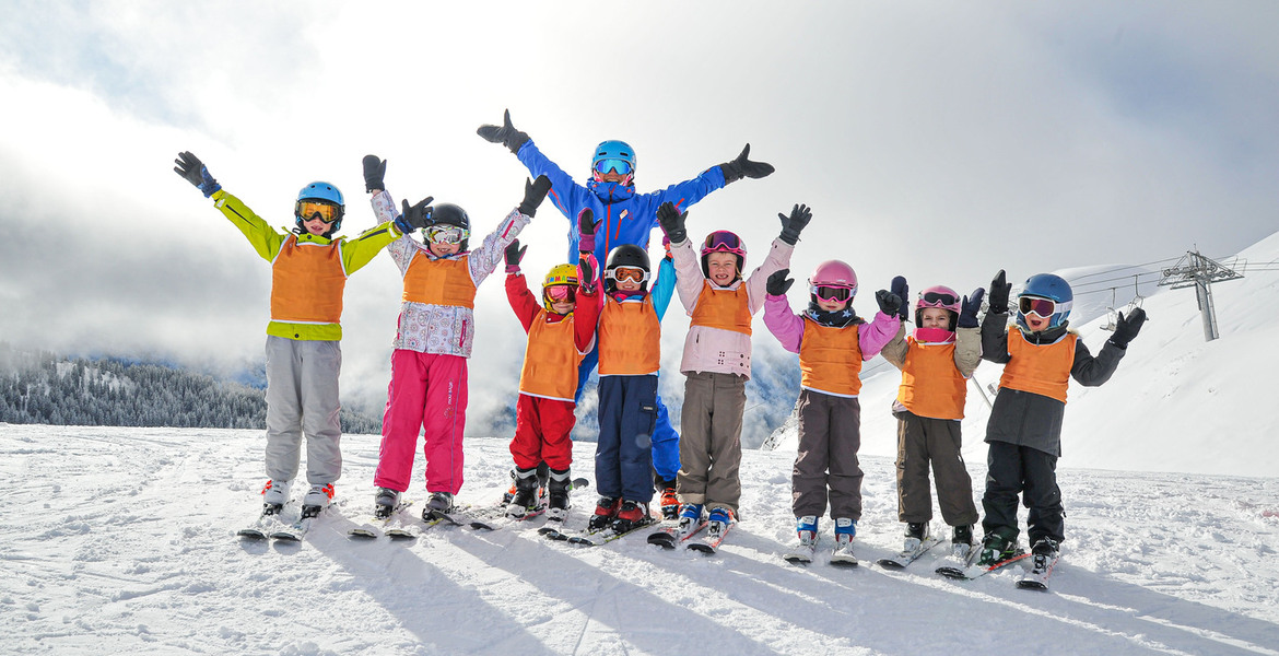 Instructor y aldea infantil